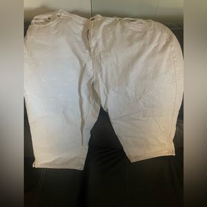 Women’s white jeans Capri, brand is Bill Blass Jeans size is 22W EUC